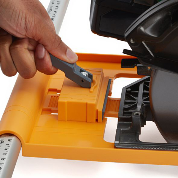 合板などの縁を最大24インチ（60cm）までの幅で素早く簡単に切り落とすことが可能なガイドです