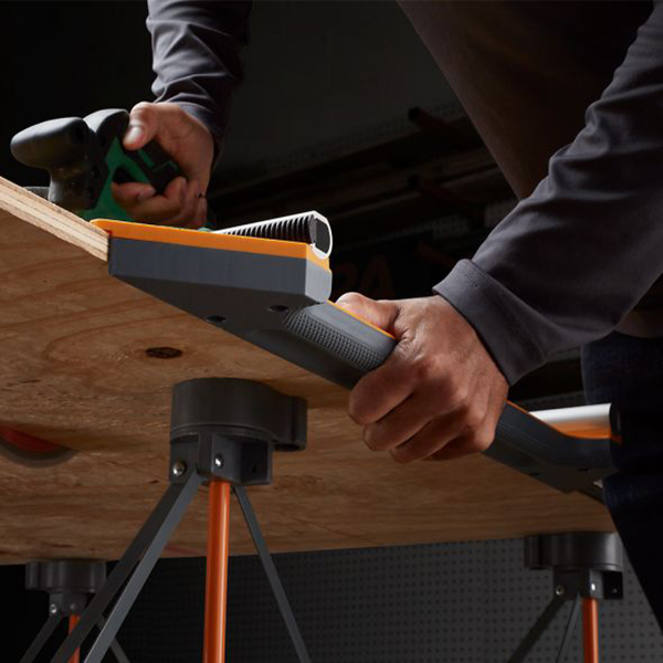 合板などの縁を最大24インチ（60cm）までの幅で素早く簡単に切り落とすことが可能なガイドです