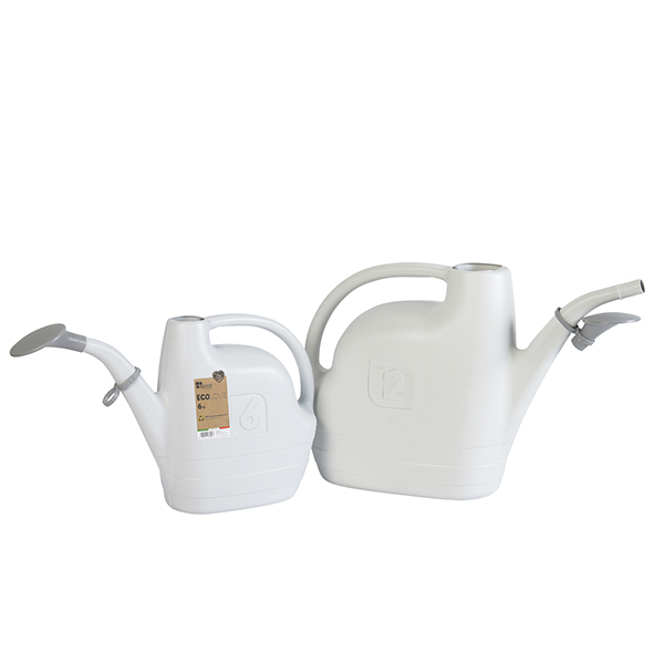 ハスクチを使用しない際はボディに付属されたホルダーリングへ収めることができる万能タイプのジョーロ。