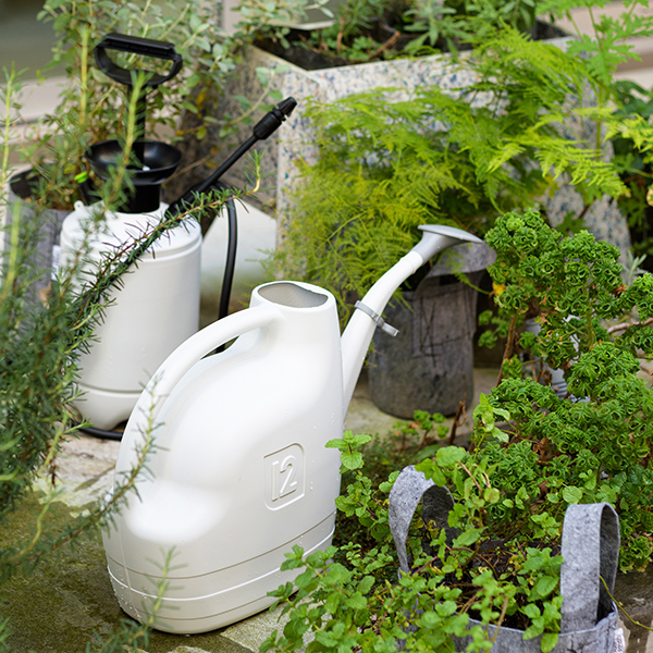 ハスクチを使用しない際はボディに付属されたホルダーリングへ収めることができる万能タイプのジョーロ。