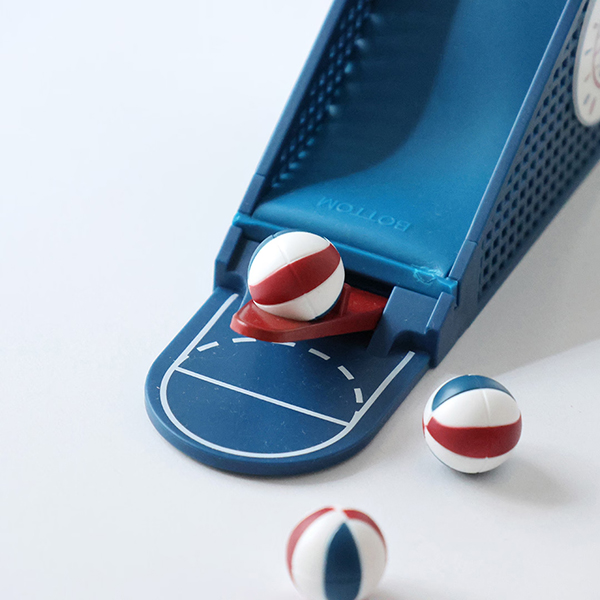 海外のゲームセンターで長年親しまれてきたバスケットボールゲームが、手のひらサイズのミニチュアとして登場。