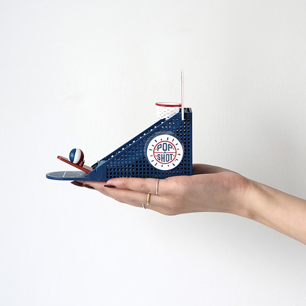 海外のゲームセンターで長年親しまれてきたバスケットボールゲームが、手のひらサイズのミニチュアとして登場。