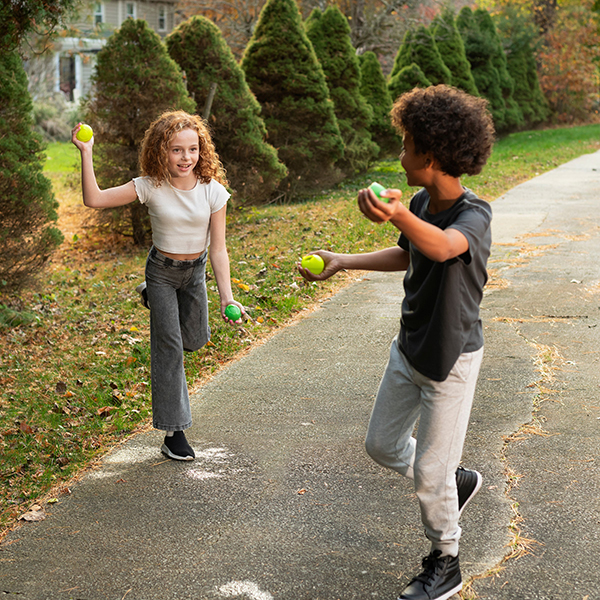 何度でも水遊びが楽しめる、12個セットのシリコン製水風船。