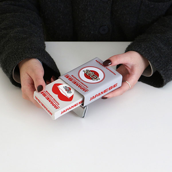 世界中を旅していたバックパッカーが手がけたフレーズトランプ