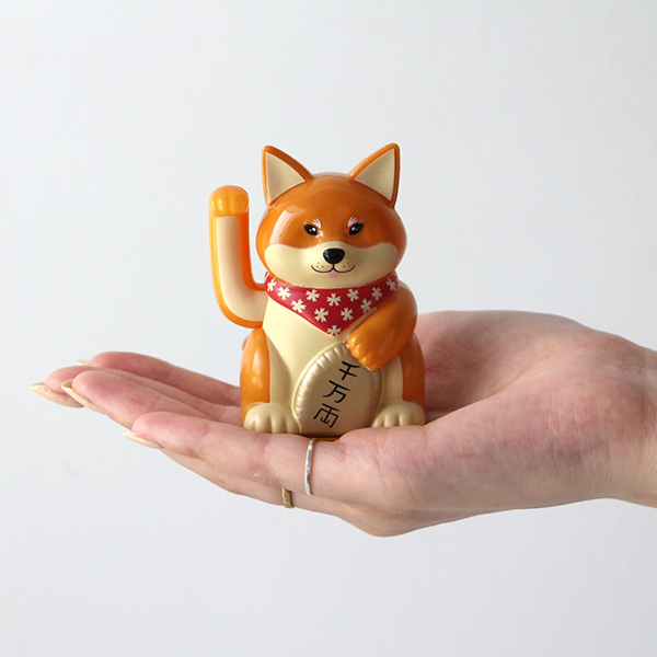 日本の「招き猫」から着想を得て誕生したラッキードッグ。