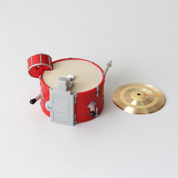 パーツを叩いて楽しむミニチュアドラムキット。