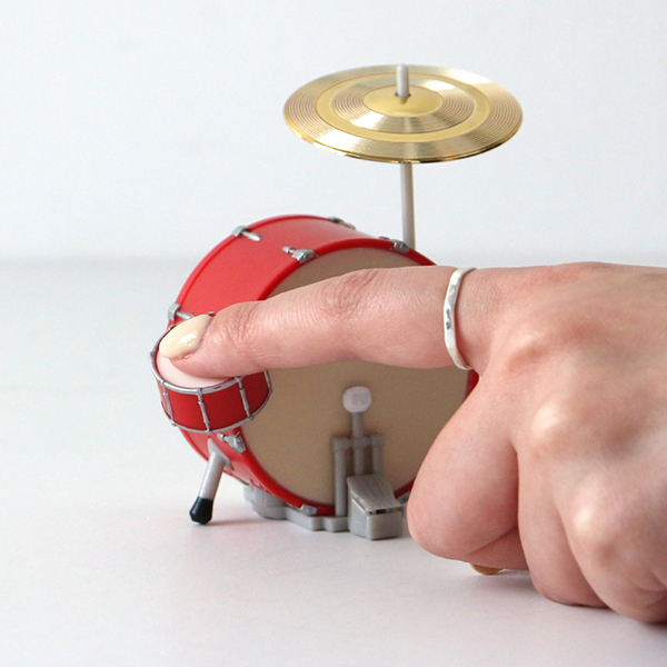 パーツを叩いて楽しむミニチュアドラムキット。