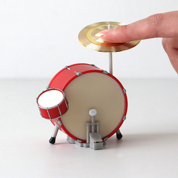 パーツを叩いて楽しむミニチュアドラムキット。