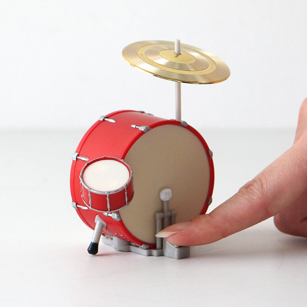 パーツを叩いて楽しむミニチュアドラムキット。