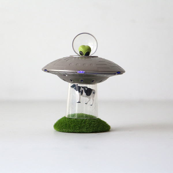 光と音のエフェクトで“キャトルミューティレーションを再現するSFトイ。