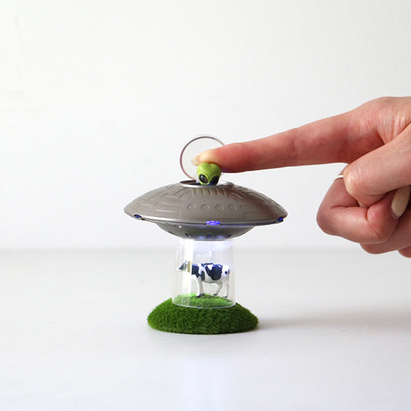 光と音のエフェクトで“キャトルミューティレーションを再現するSFトイ。