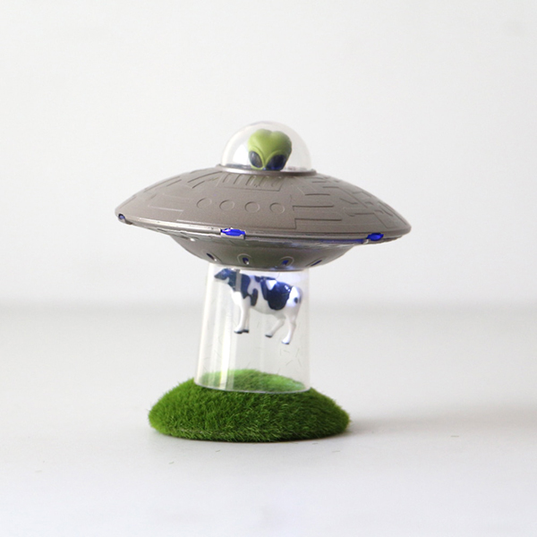 光と音のエフェクトで“キャトルミューティレーションを再現するSFトイ。