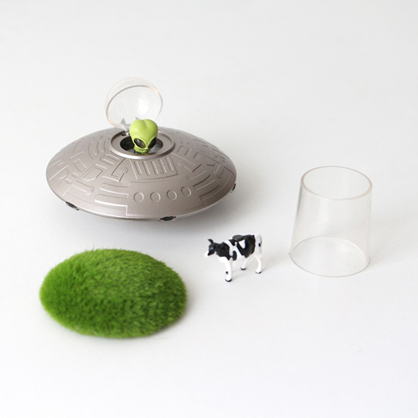 光と音のエフェクトで“キャトルミューティレーションを再現するSFトイ。