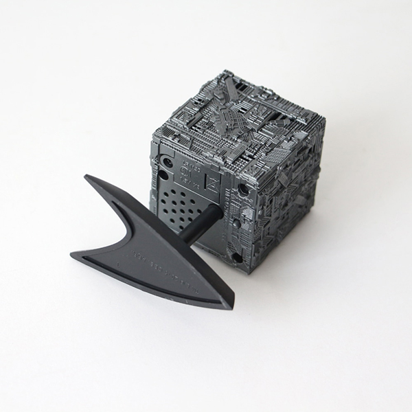 宇宙艦「ボーグ・キューブ」をモチーフにしたライト＆サウンドフィギュア。