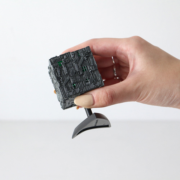 宇宙艦「ボーグ・キューブ」をモチーフにしたライト＆サウンドフィギュア。